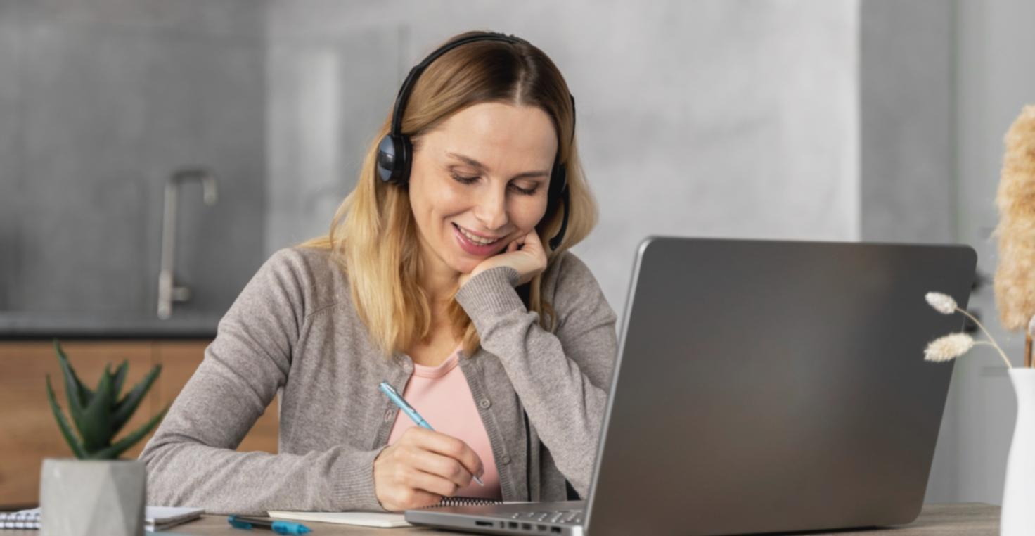 Ομάδα εργασίας σε συζήτηση για νέες εκπαιδευτικές στρατηγικές